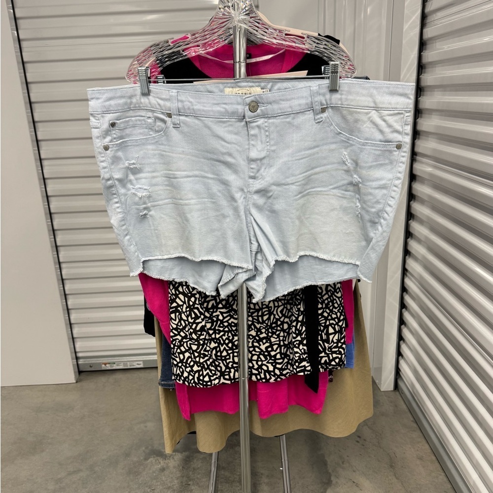 Torrid | Booty Shorts in Light Wash | size 24